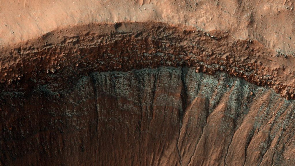 Mroźny krater Marsa błyszczy na nowym obrazie czerwonej planety