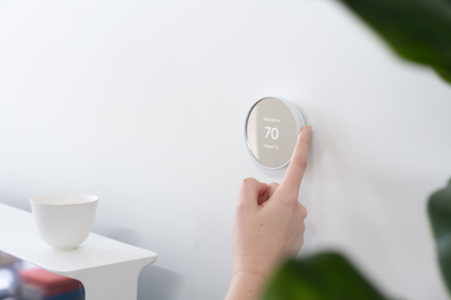 Google Nest Thermostat to dobry inteligentny termostat dla osób z ograniczonym budżetem, chociaż nie działa ze zdalnymi czujnikami temperatury ani nie poznaje harmonogramu ogrzewania i chłodzenia w domu, jak droższy model Nest.