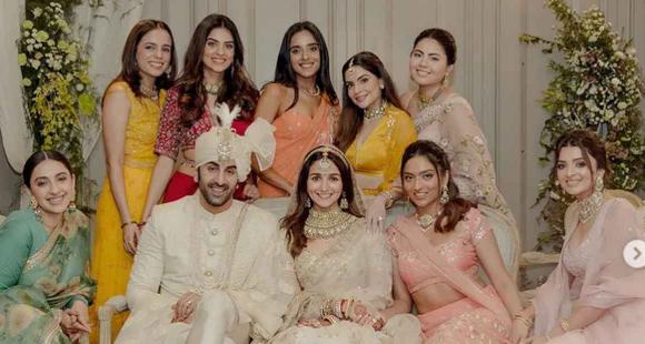 Nowe zdjęcia Ranbir Kapoor i Alii Bhatt z druhnami z wesela pełnego zabawy, śmiechu i miłości