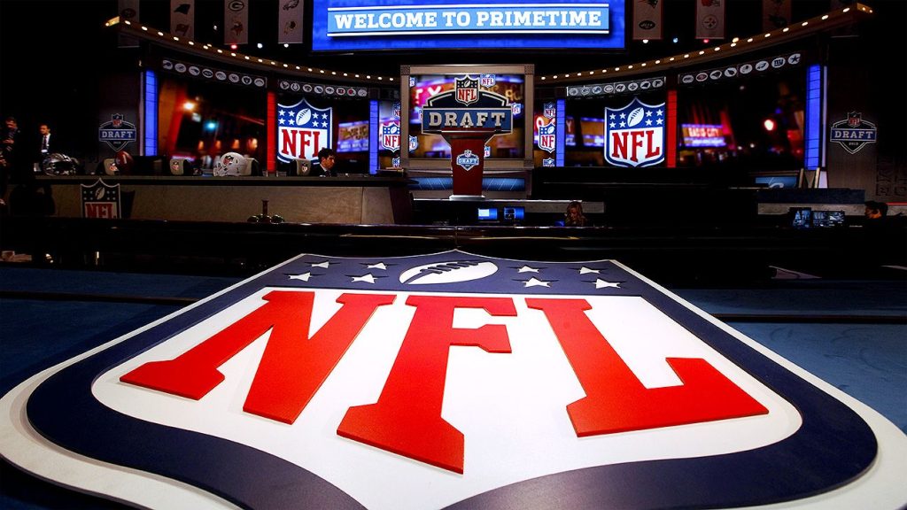 Philadelphia Eagles i New Orleans Saints wstrząsnęli pierwszą rundą NFL Draft 2022 z transakcją wielokrotnego wyboru
