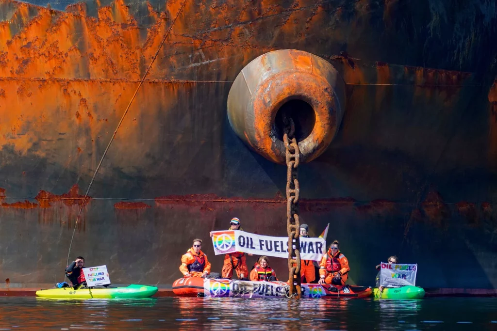 Protestujący na Greenpeace Ukraina przywiązują kajak do rosyjskiego tankowca