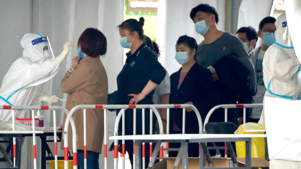 Przypadki COVID w Pekinie powodują, że urzędnicy zawieszają badania i przeprowadzają masowe testy