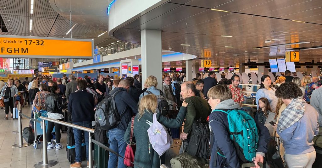 Strajk powoduje chaos na lotnisku w Amsterdamie, gdy zaczynają się wakacje