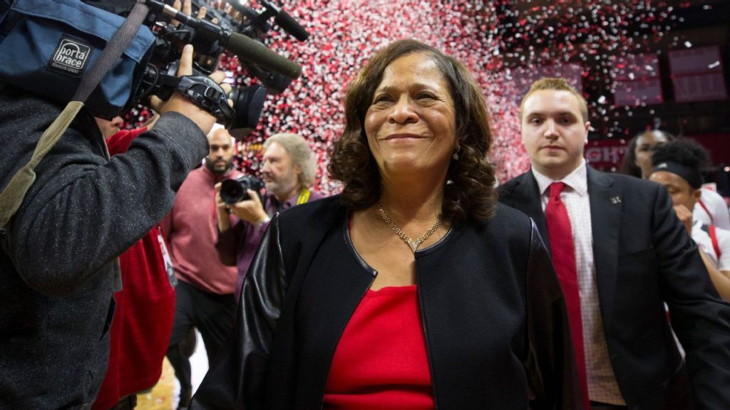 Trenerka koszykówki kobiet Rutgers Hall of Fame C-Vivien Stringer ogłasza przejście na emeryturę po 50 sezonach