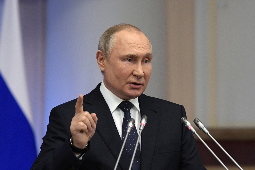 Prezydent Rosji Władimir Putin przemawia na posiedzeniu Rady Ustawodawców Rosyjskiego Zgromadzenia Federalnego w Pałacu Taurydów w Sankt Petersburgu, 27 kwietnia 2022 r.