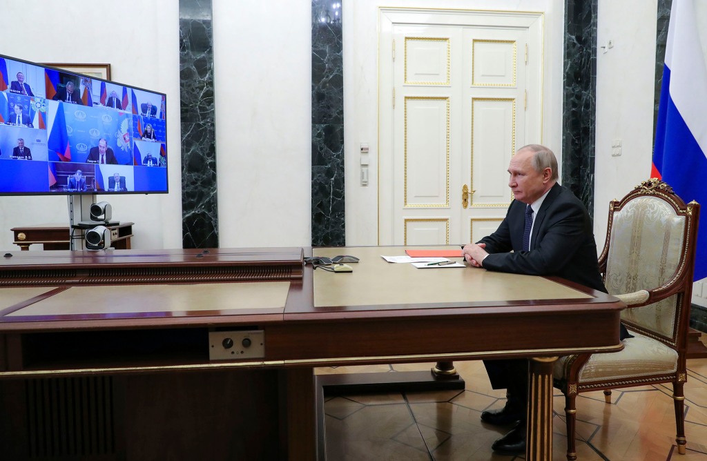 Prezydent Rosji Władimir Putin przewodniczy spotkaniu z członkami Rady Bezpieczeństwa poprzez wideokonferencję na Kremlu w Moskwie, Rosja, piątek, 29 kwietnia 2022 r.