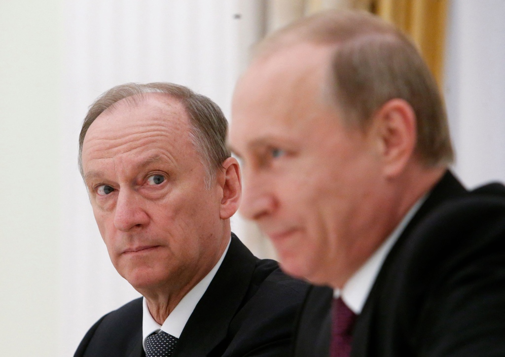 Sekretarz rosyjskiej Rady Bezpieczeństwa Nikołaj Patruszew (po lewej) przygląda się prezydentowi Władimirowi Putinowi podczas spotkania z czołowymi urzędnikami BRICS odpowiedzialnymi za sprawy bezpieczeństwa na Kremlu w Moskwie 26 maja 2015 r.