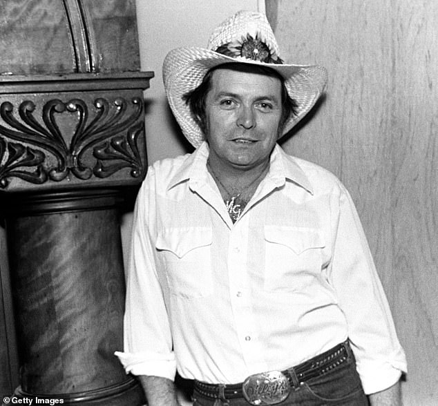 Zdobywca list przebojów: otrzymał wiele nagród, w tym sześć nagród ACM i gwiazdę Hollywood Walk of Fame.  Został również wprowadzony do Texas Country Music Hall of Fame.  Na zdjęciu w 1980