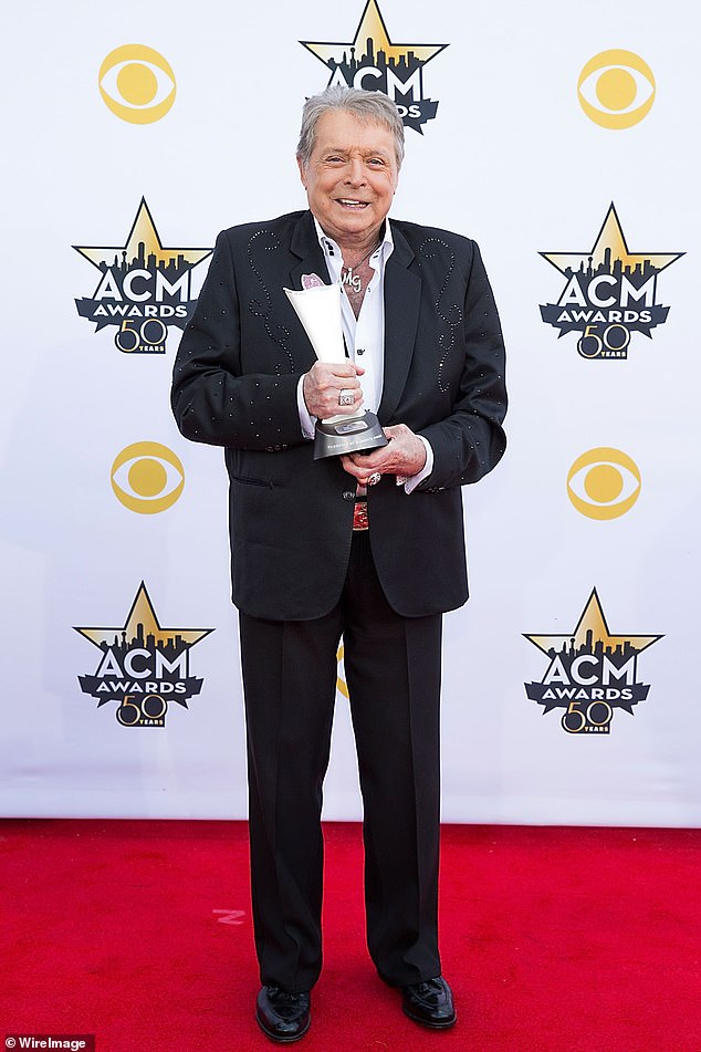 Legenda muzyki: Mickey Gilly, wokalista muzyki country, który w latach 70. i 80. nagrał serię przebojów, zmarł w wieku 86 lat;  widziany w 2015 roku