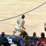 Steve Curry z Warriors leci nad tacą kelnera pod koniec pierwszej połowy przeciwko Mavericks