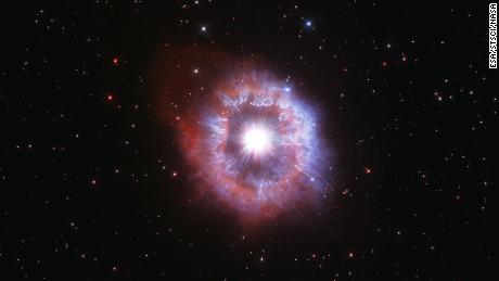 Hubble śledzi rzadką gigantyczną gwiazdę, która walczy z samozniszczeniem