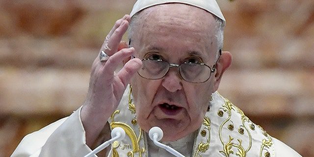 Papież Franciszek udziela błogosławieństwa Europejczykowi i Europejczykowi po odprawieniu mszy wielkanocnej w Bazylice Świętego Piotra w Watykanie w niedzielę 4 kwietnia 2021 r. podczas pandemii koronawirusa COVID-19.