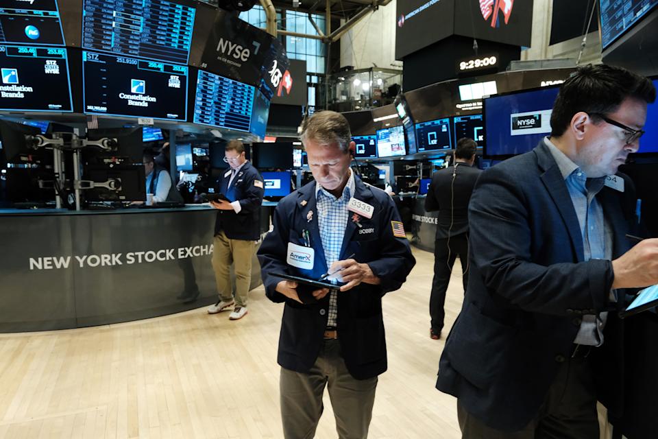 NEW YORK, NY - 06 maja: Handlowcy pracują na parkiecie nowojorskiej giełdy (NYSE) podczas porannego handlu w dniu 06 maja 2022 r. w Nowym Jorku.  Po dniu, w którym nastąpił spadek o ponad 1000 punktów z powodu obaw o inflację, indeks Dow Jones Industrial Average spadł o ponad 200 punktów w porannym handlu.  (Zdjęcie: Spencer Platt/Getty Images)