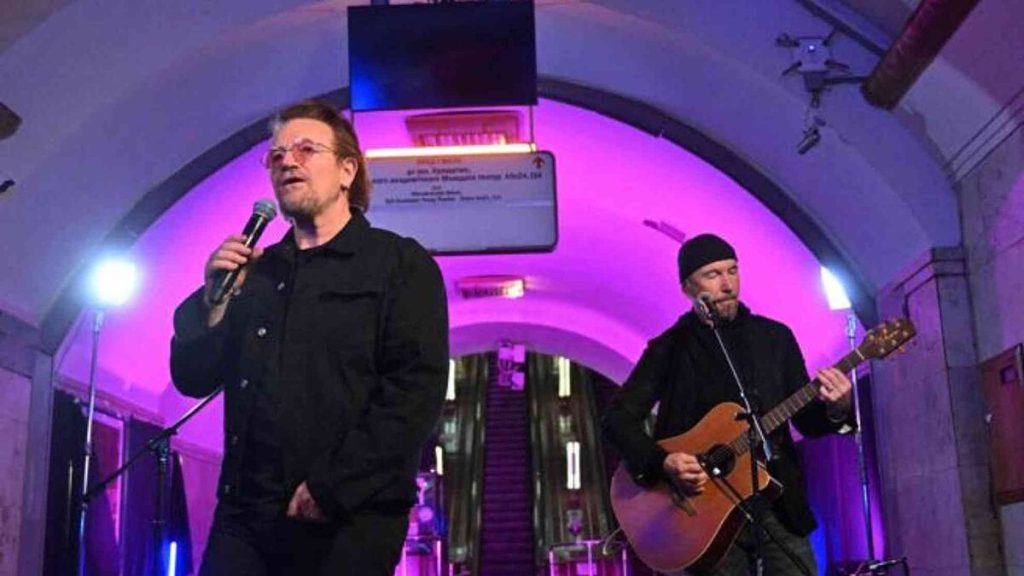 Bono organizuje „imprezę pokojową” na stacji metra w Kijowie i odwiedza zbombardowane miasta
