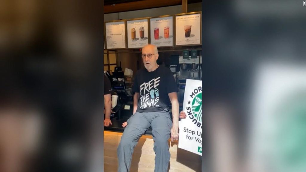 James Cromwell położył rękę na ladzie Starbucks w proteście przeciwko wegańskiemu podatkowi od mleka
