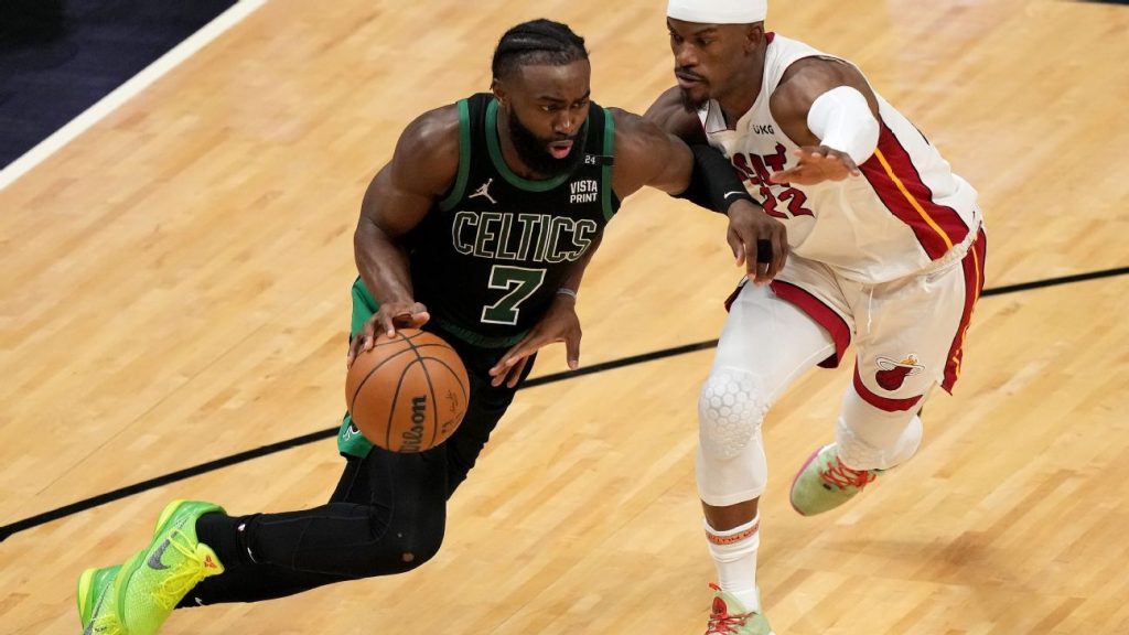 Jaylen Brown prowadzi odwrócenie Celtics w drugiej połowie, gdy Boston pokonał Miami Heat i awansował do finałów NBA