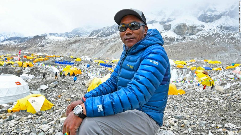 Nepalski urzędnik mówi, że Sherpa po raz kolejny pobił swój rekord, zdobywając 26 razy Everest