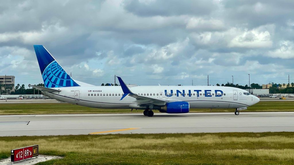 Pasażer United Airlines wyskakuje z Boeinga 737