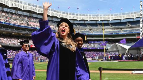 Taylor Swift macha na Graduation Party podczas ceremonii ukończenia szkoły w New York University w 2022 roku.