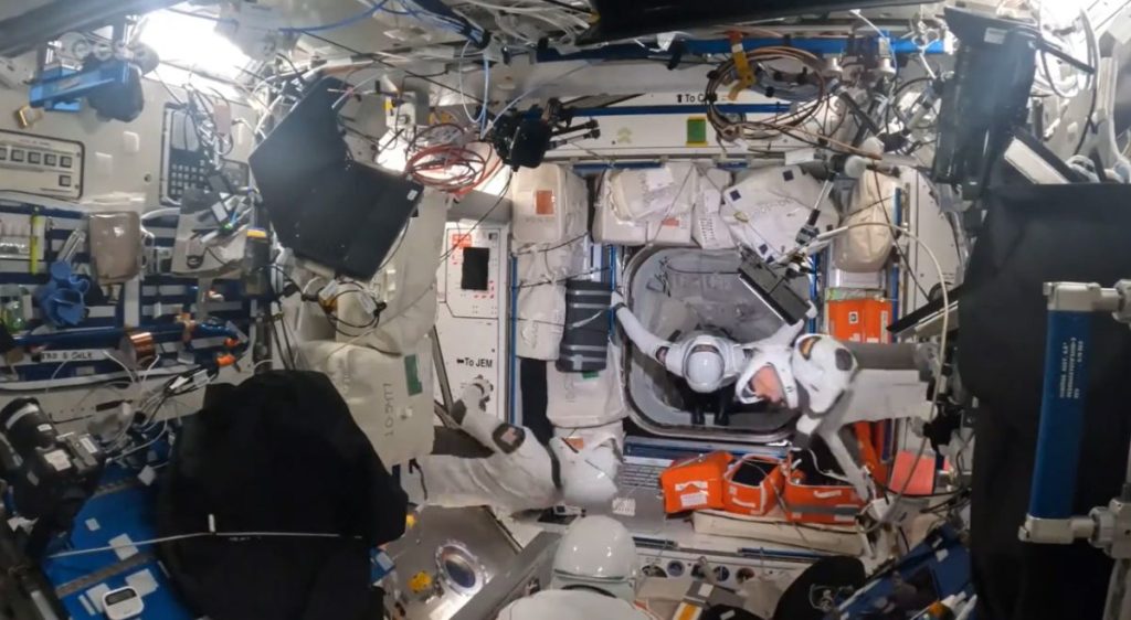 Zobacz, jak astronauci SpaceX Crew-3 „walcują” w kosmosie w zabawnym filmie o strojach kosmicznych