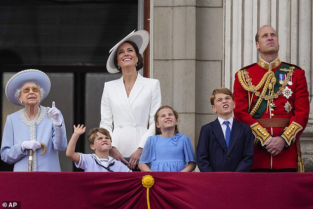 Odrzucona: urzędnicy Pałacu Buckingham odrzucili jej prośby o udział w Platynowej Gali Pałacowej w sobotę (LR Wueen Elizabeth, Prince Louis, Kate Middleton, Princess Charlotte, Prince George, Prince William)