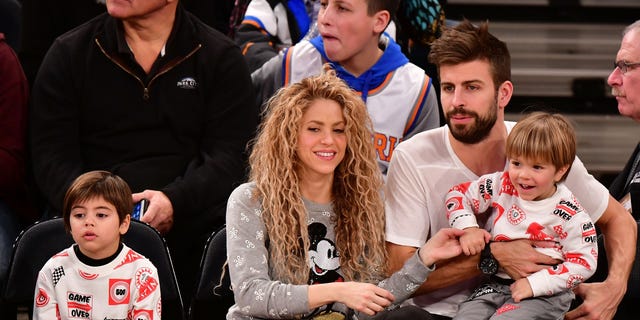 Shakira, Gerard Pique i ich dwaj synowie biorą udział w meczu New York Knicks przeciwko Philadelphia 76ers w Madison Square Garden w Boże Narodzenie 2017 roku.
