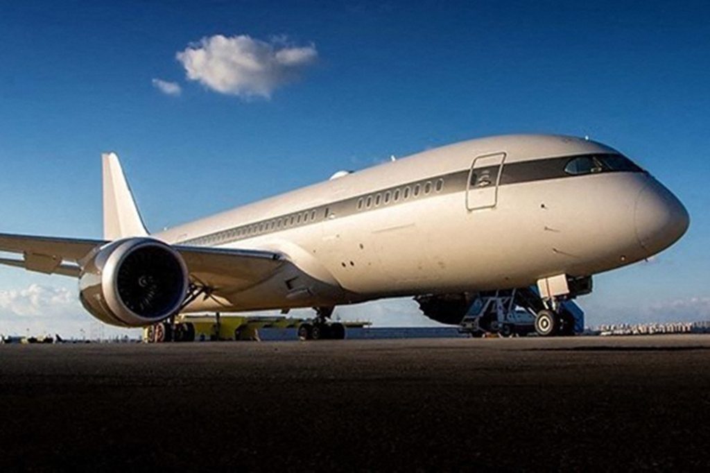Samolot Boeing o numerze ogonowym P4-BDL i numerze seryjnym producenta 37306, należący do rosyjskiego oligarchy Romana Abramowicza.