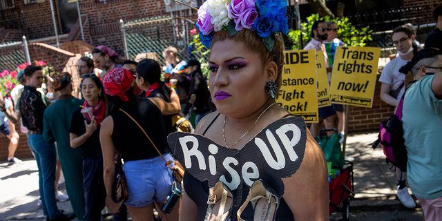 Coroczny Queens Pride Festival rozpoczyna miesiąc gejowskich obchodów w mieście, 5 czerwca 2022 r., w dzielnicy Jackson Heights w Queens w stanie Nowy Jork. 