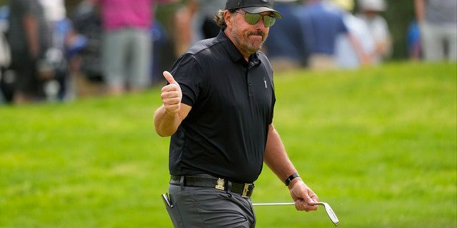 Phil Mickelson odpowiada publiczności na ósmym dołku podczas pierwszej rundy turnieju golfowego US Open w The Country Club, czwartek, 16 czerwca 2022 r. na Brooklynie w stanie Massachusetts. 