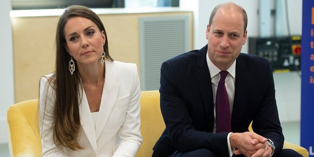 Książę William i Catherine, księżna Cambridge rozmawiają z uczestnikami podczas wizyty w Inicjatywie Elevate w Brixton House 22 czerwca 2022 r. w Londynie.