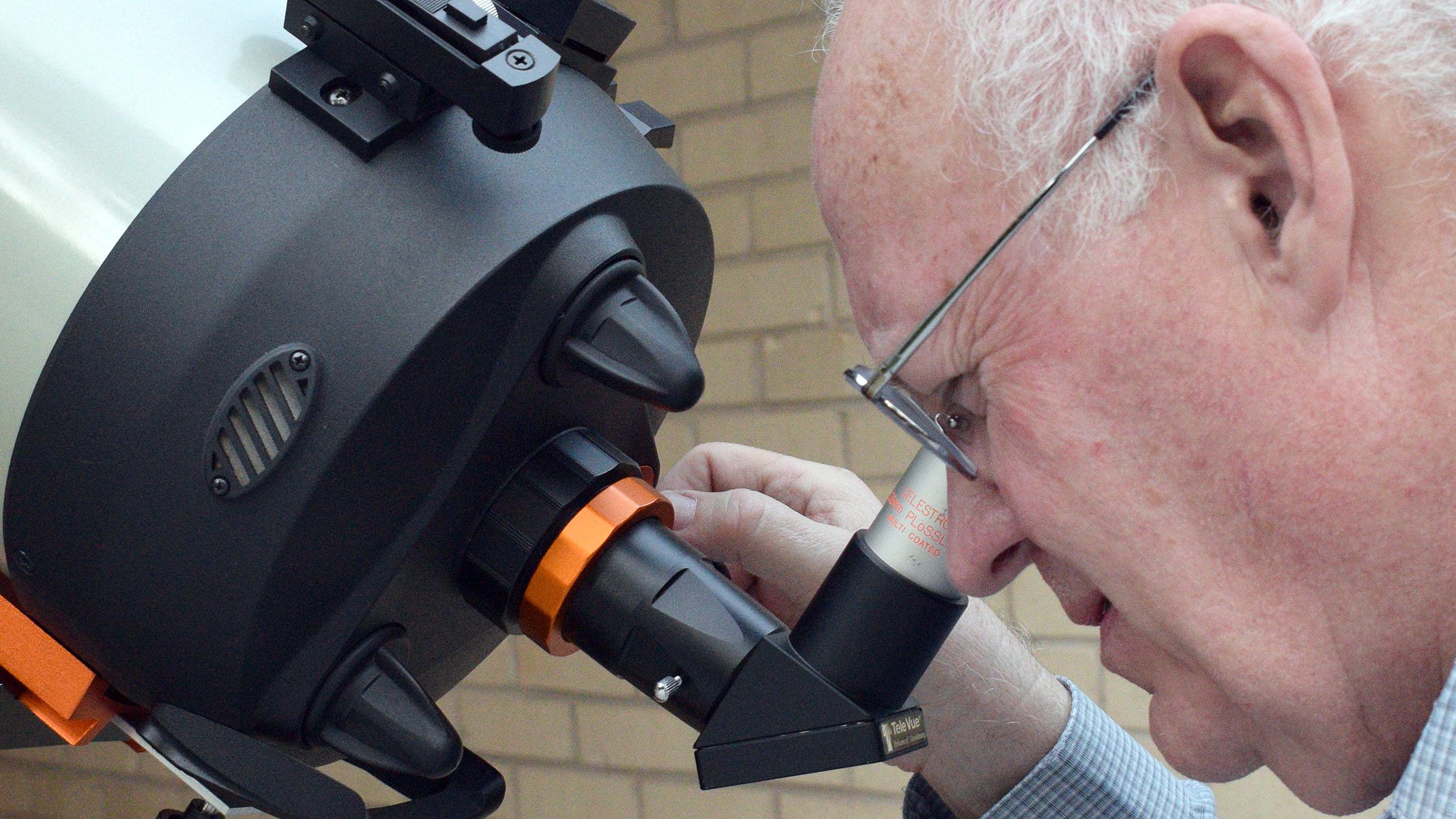 Autor patrzy przez okular na teleskopowym celestronie