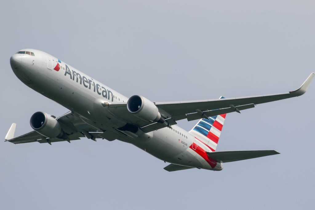 Brak pilotów skłonił American Airlines do rezygnacji z usług w 4 miastach: CNBC