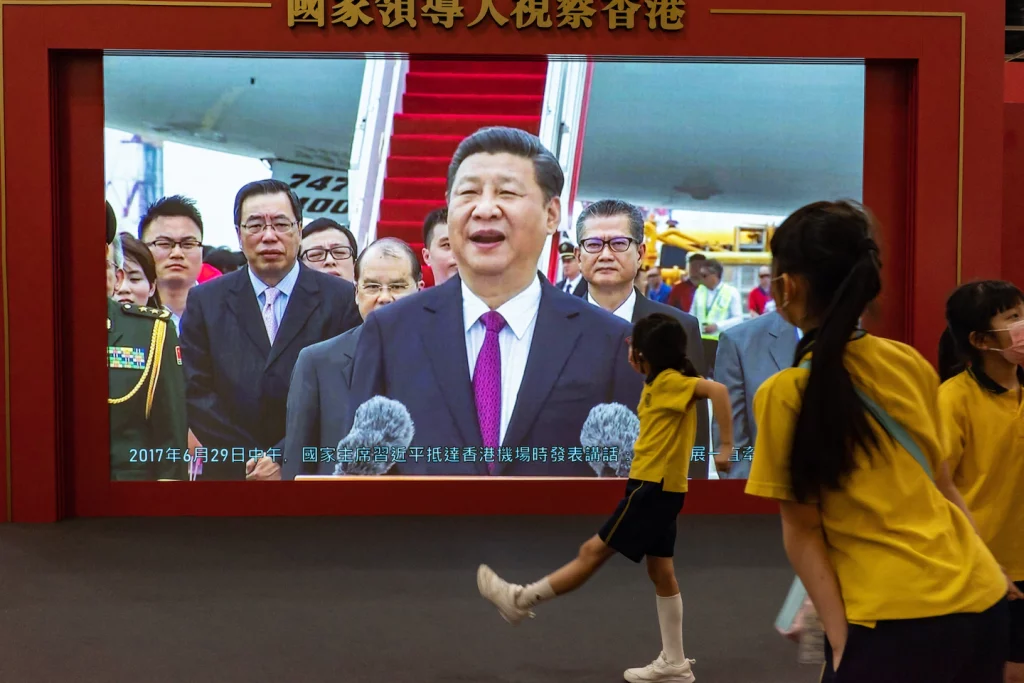 Chińczyk Xi Jinping odwiedza Hongkong z okazji rocznicy przekazania władzy