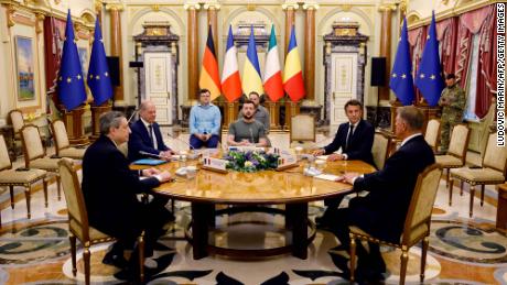 (Od lewej) Premier Włoch Mario Draghi, kanclerz Niemiec Olaf Scholz, prezydent Ukrainy Wołodymyr Zelensky, prezydent Francji Emmanuel Macron i prezydent Rumunii Klaus Iohannis spotykają się na sesji roboczej w Pałacu Maryjskim w Kijowie 16 czerwca 2022 r. 