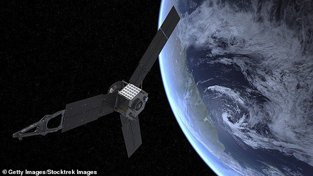 Wizja artysty na temat napędzanego energią słoneczną statku kosmicznego NASA Juno z Ziemią w tle