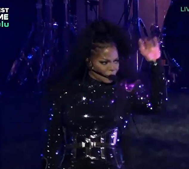 Występ Janet Jackson był na krótko utrudniony przez problemy techniczne na Essence Festival w Nowym Orleanie