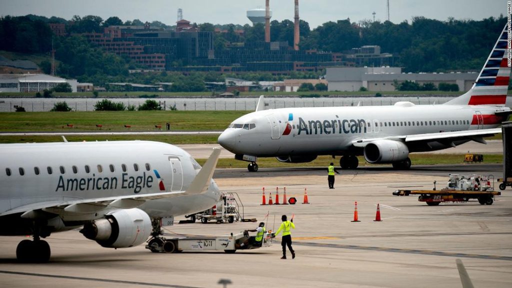 American Airlines potroiły pensje pilotów po tym, jak wada w harmonogramie sprawiła, że ​​tysiące lotów straciły pilotów