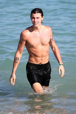 Piosenkarz Shawn Mendes wygląda atrakcyjnie, gdy wychodzi z oceanu podczas dnia na plaży w Miami.  6 stycznia 2022 N/z: Shawn Mendes.  Źródło obrazu: MEGA TheMegaAgency.com +1888505 6342 (MEGA818074_001.jpg) [Photo via Mega Agency]