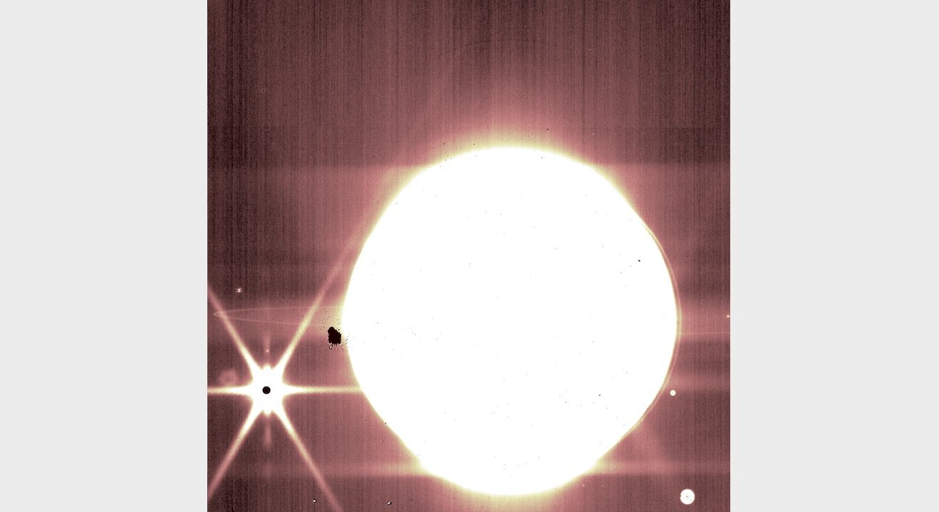 Jowisz i niektóre jego księżyce są widoczne przez filtr NIRCam 3,23 mikrona Kosmicznego Teleskopu Jamesa Webba.
