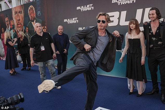 Aktorstwo: Brad Pitt, 58 lat, dał rasowe show, kopiąc nogę w powietrzu na paryskiej premierze swojego Bullet Train w poniedziałek