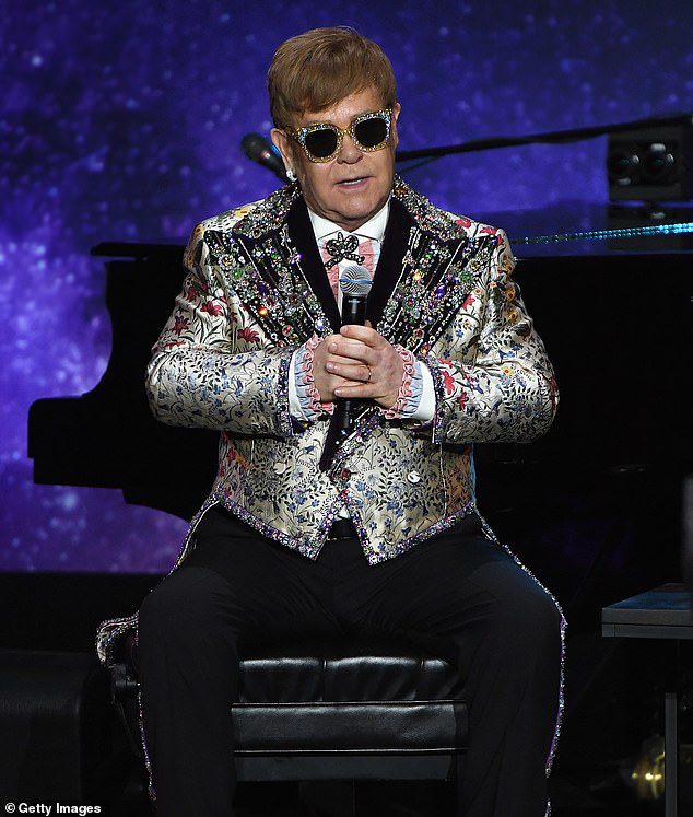 Klasyka: Elton na miejscu napisał muzykę do Tiny Dancer, podczas gdy jego stały asystent Bernie Tobin zajmował się tekstami.  biorące udział w 1971 Madman Across The Water LP;  Widziano go w 2018 roku w Nowym Jorku
