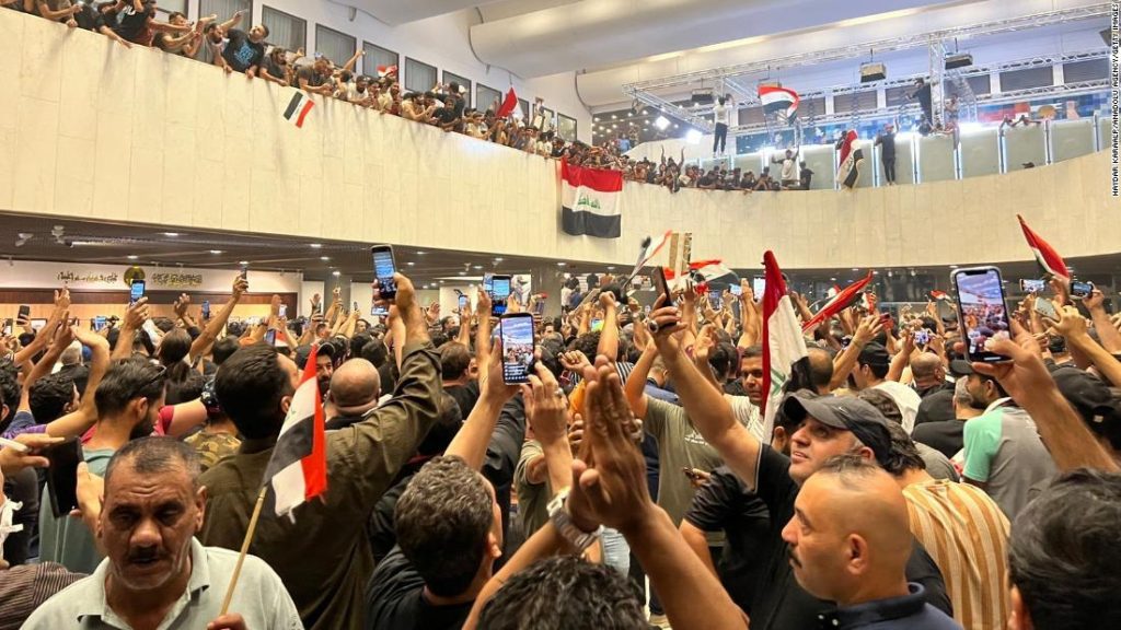 Protestujący w Iraku szturmują parlament, potępiając nominację nowego premiera