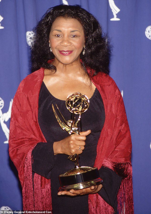 Golden Girl: W 1993 roku zdobyła nagrodę Emmy dla najlepszej aktorki drugoplanowej w serialu dramatycznym I'll Fly Away.