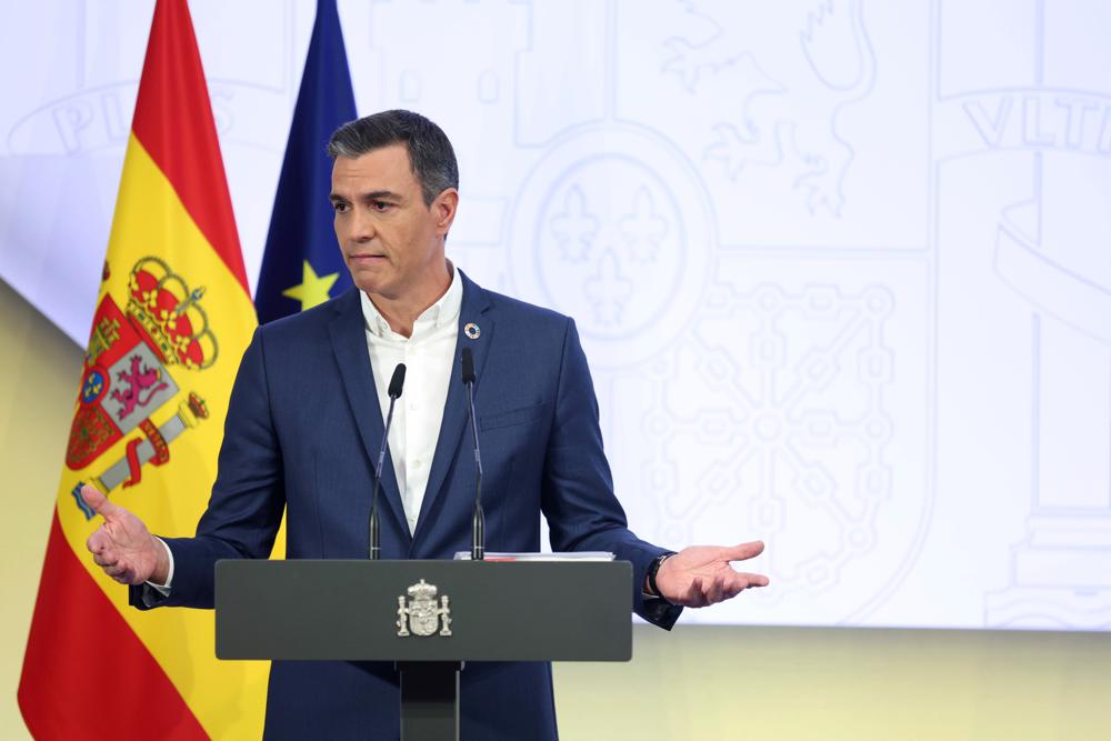 Hiszpański premier Sanchez proponuje porzucić krawat w celu oszczędzania energii