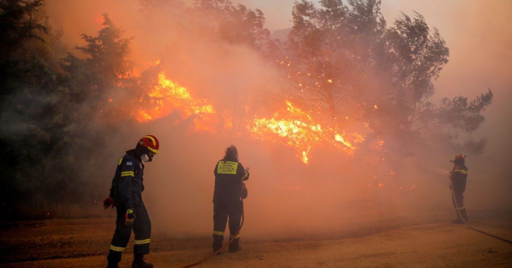 Greckie pożary szaleją w pobliżu Aten;  Domy, ewakuacja szpitali