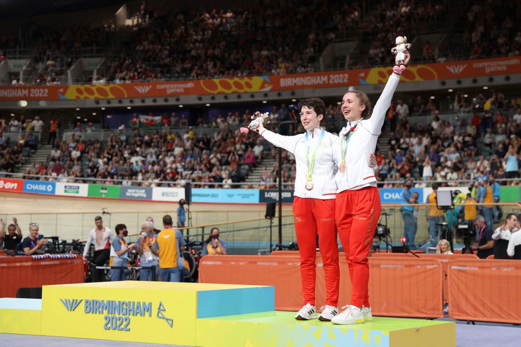 Podczas pozorowanej ceremonii medalowej angielski duet został ukarany grzywną przez UCI na Igrzyskach Wspólnoty Narodów