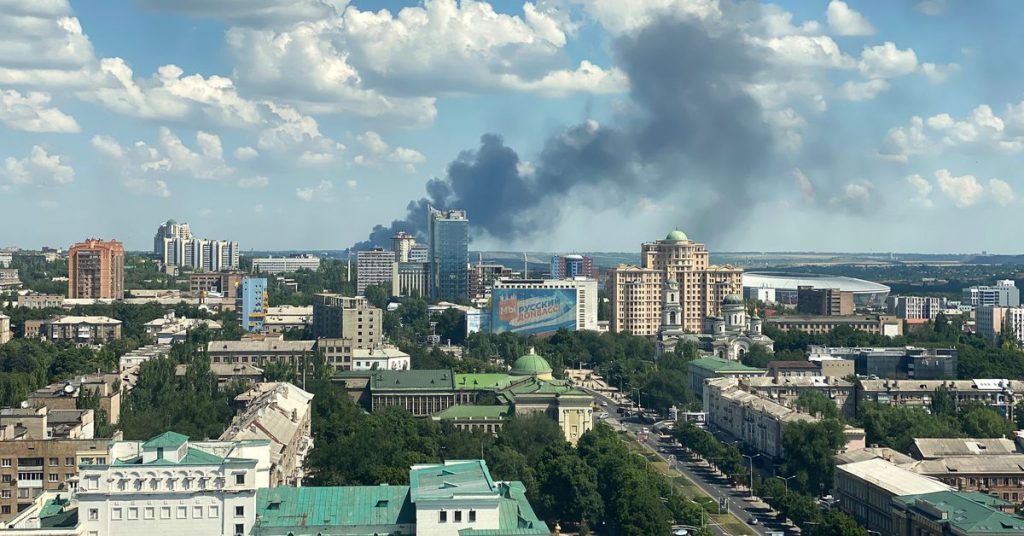 Rosja bombarduje ukraiński Donieck po zajęciu obwodu ługańskiego