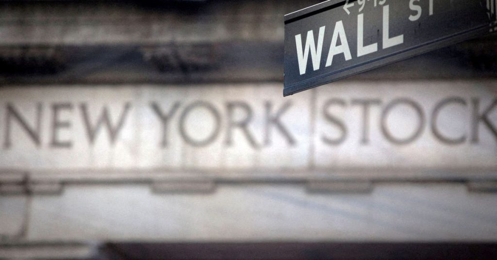 Wall Street kończy się niżej, ponieważ gorące dane o inflacji zwiększają szanse na podwyżkę stóp Fed