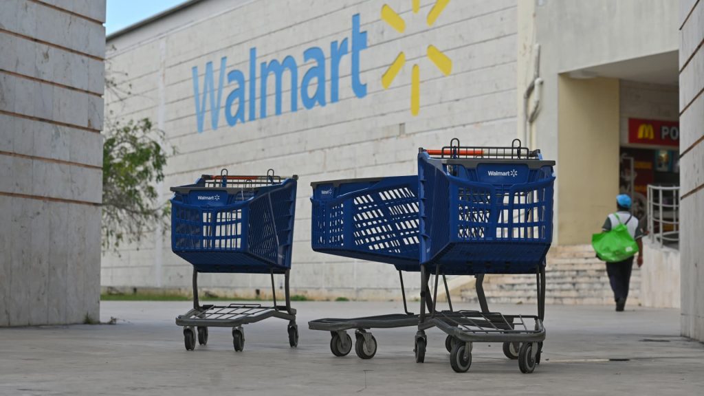 Walmart tnie wskazówki dotyczące zysków, ponieważ inflacja zmusza kupujących do wydawania większych pieniędzy na żywność