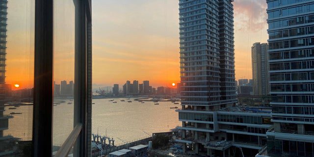 PLIK – Mieszkania w budowie są sfotografowane z budynku o zachodzie słońca w dystrykcie Shekou w Shenzhen w prowincji Guangdong w Chinach, 7 listopada 2021 r.
